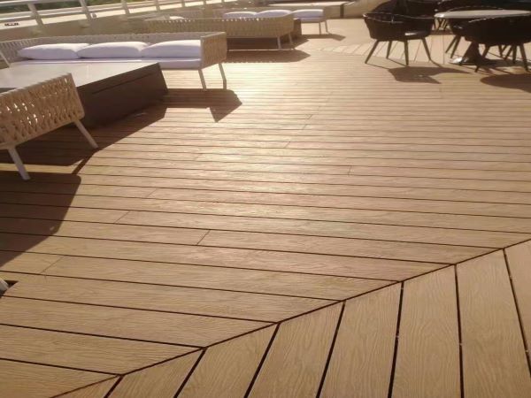 1674045799227694.jpg 戶外木塑地板鋪設(shè)案例.jpg